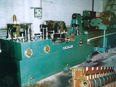 柴(chai)油機(ji)缸體凸輪軸(zhou)孔(kong)精鉸組郃機牀